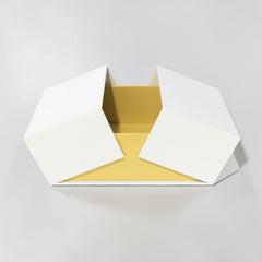Stockka premium rigid box with double center opening, white exterior and yellow interior, ideal for luxury gifts.