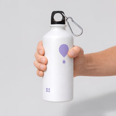 Stockka white aluminum water bottle with black lid, carabiner clip, and purple droplet logo. Ideal for outdoor activities.