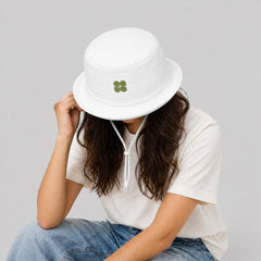 Stockka white cotton bucket hat with green clover detail and adjustable chin strap, ideal for outdoor activities.
