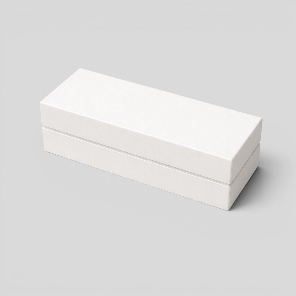 Stockka white jewelry box with magnetic closure, made of coated chromo paper and rigid cardboard.