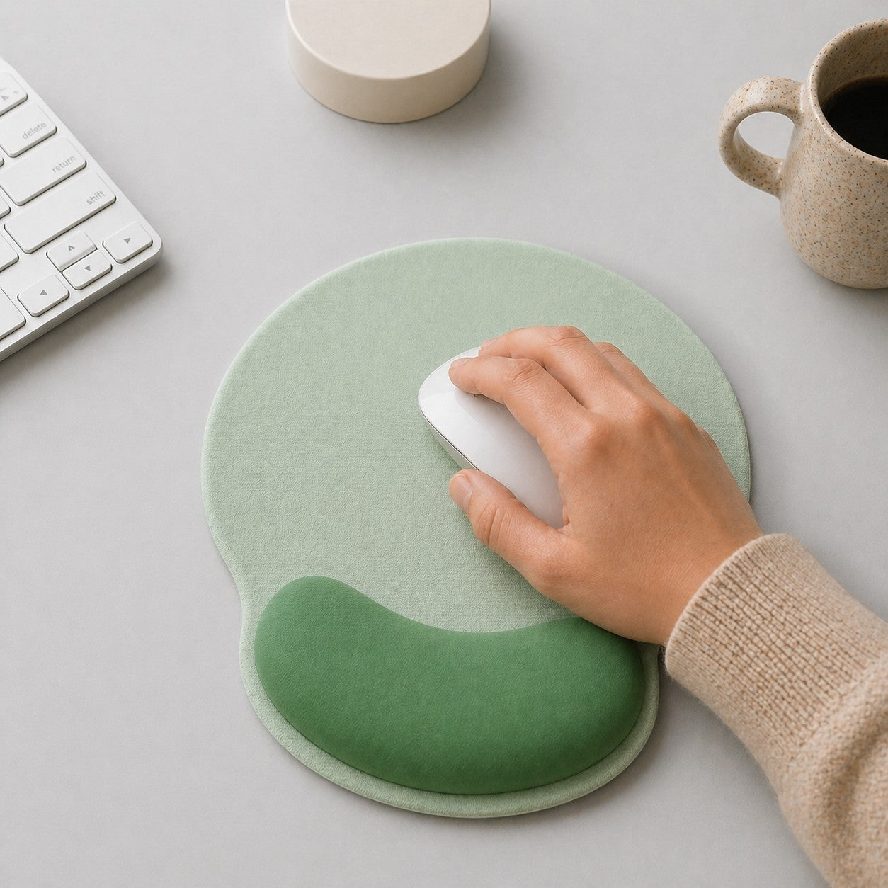 Stockk ergonomic round mouse pad with wrist support in light green and dark green felt, for comfortable and natural hand positioning.