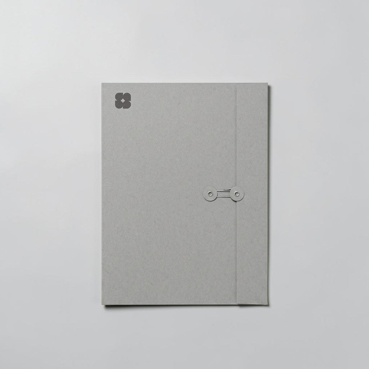 Stockka A4 grey cardboard marketing folder with string closure and circular holders. Ideal for professional documents.