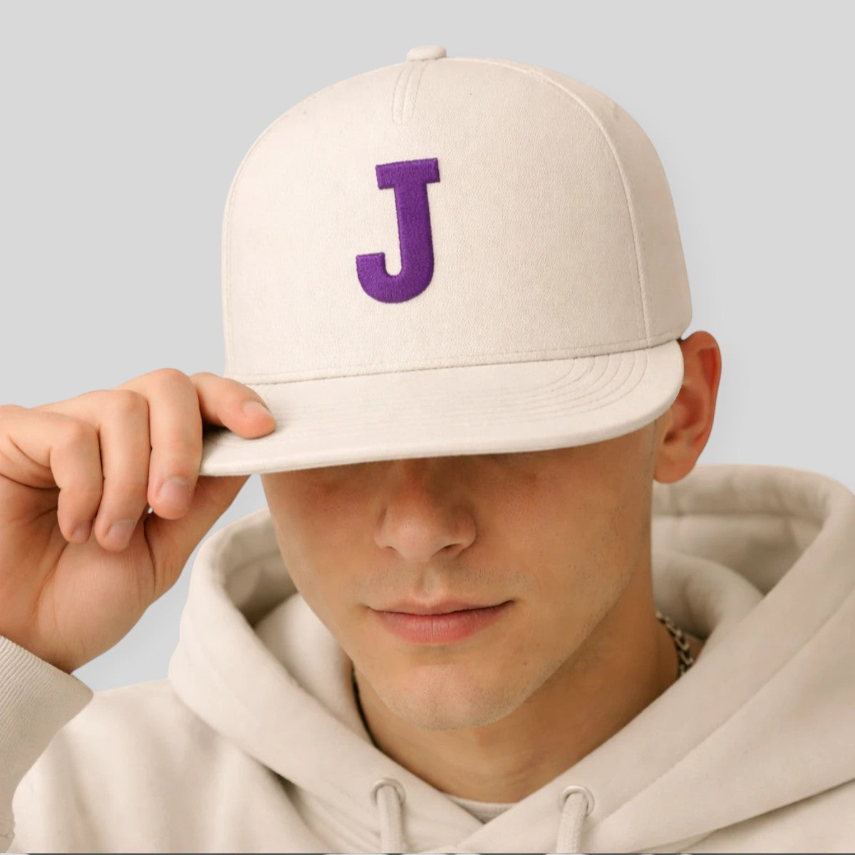 Stockka flat brim snapback cap in light grey cotton with a purple "J" initial. Adjustable strap.