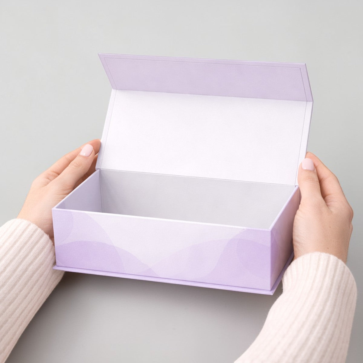Stockka classic magnetic gift box with a lift-off lid, lavender with wave pattern, made of rigid cardboard with matte paper.