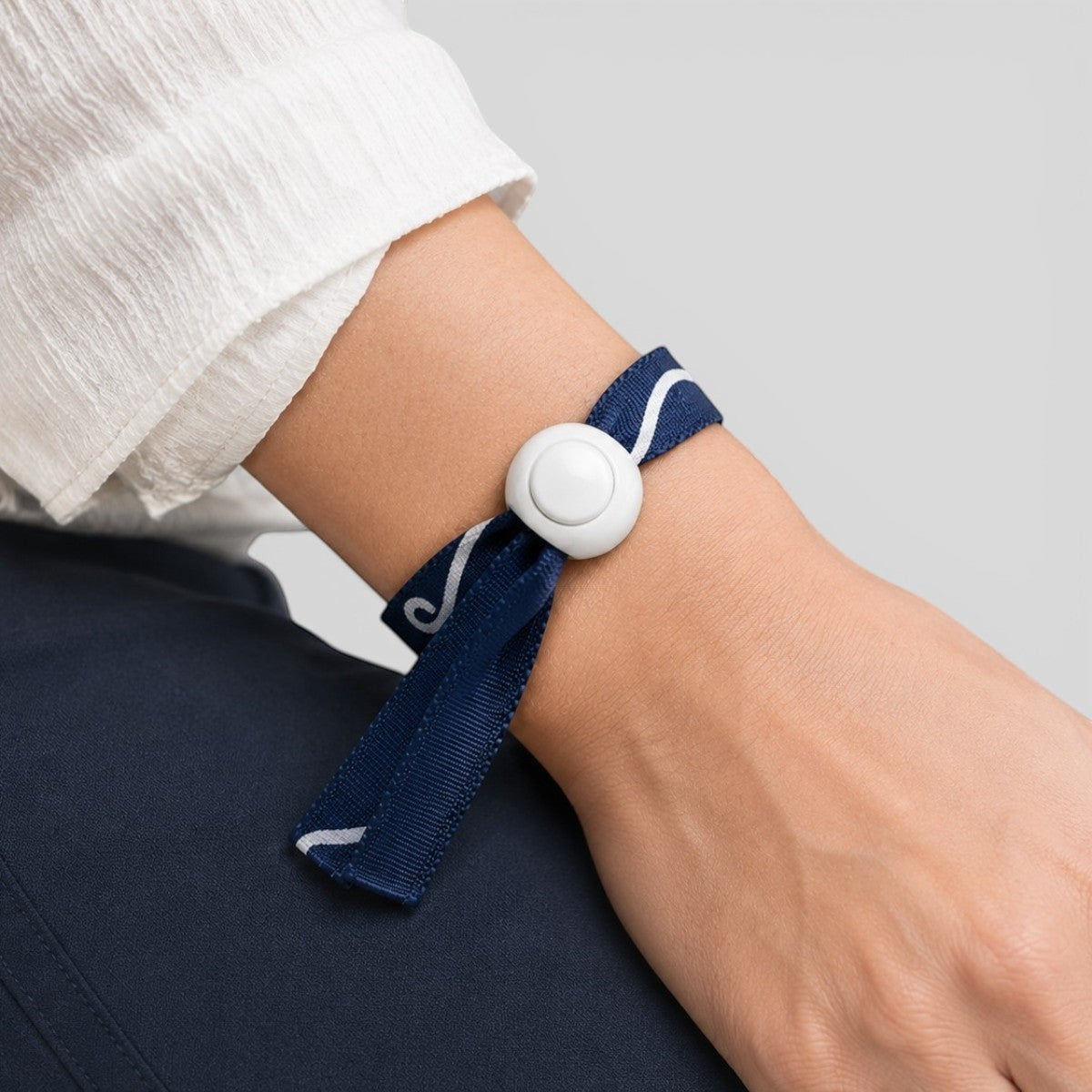 Stockka navy polyester festival wristband with white barrel lock closure and white wave pattern