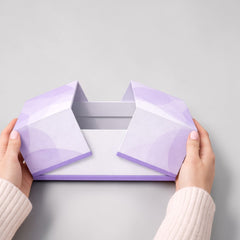 Stockka luxury gift box with magnetic closure and double-wing opening, made of rigid cardboard with matte lamination in purple and white.