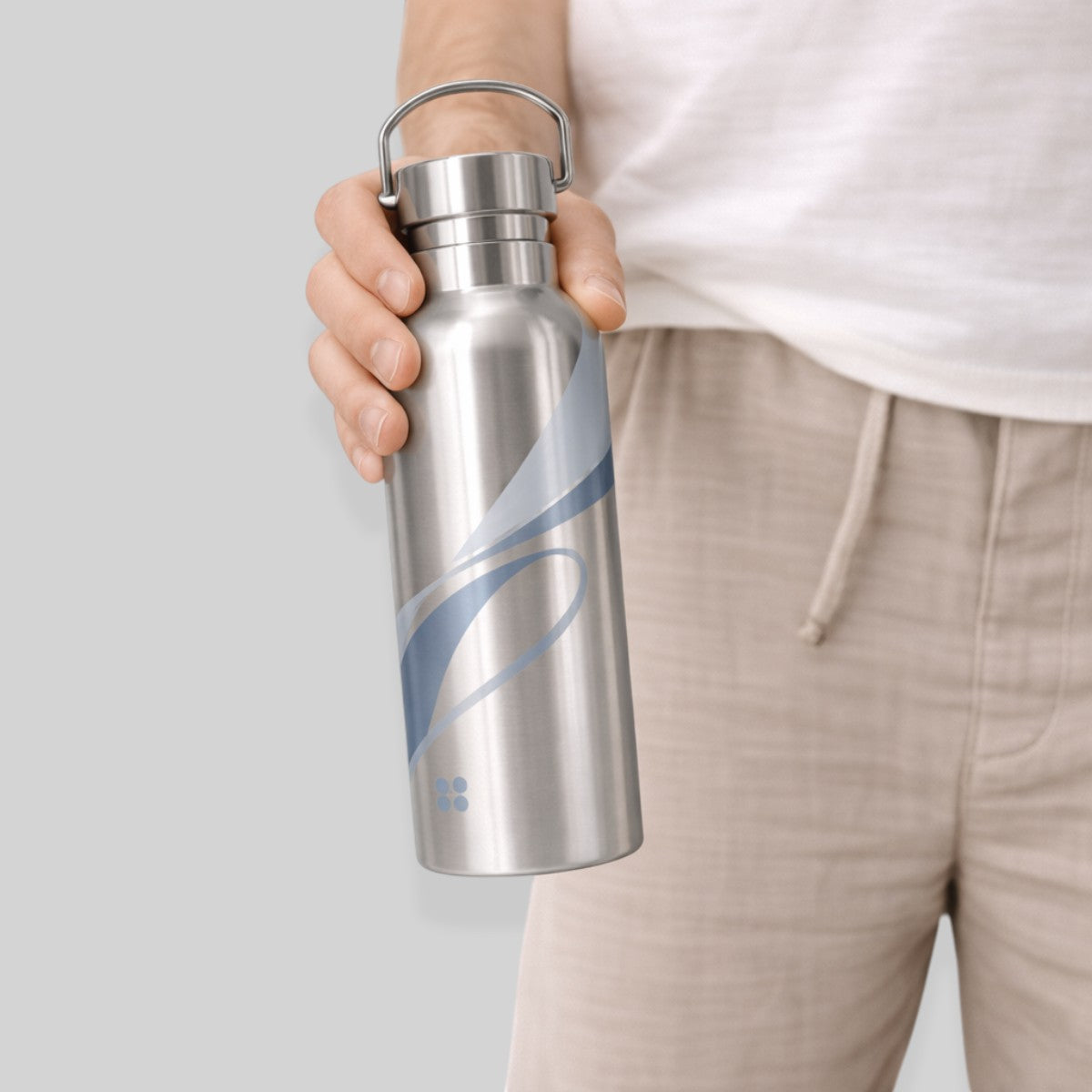 Stockka stainless steel water bottle with vacuum insulation, blue wave design, and D-ring handle. BPA-free, 800ml.