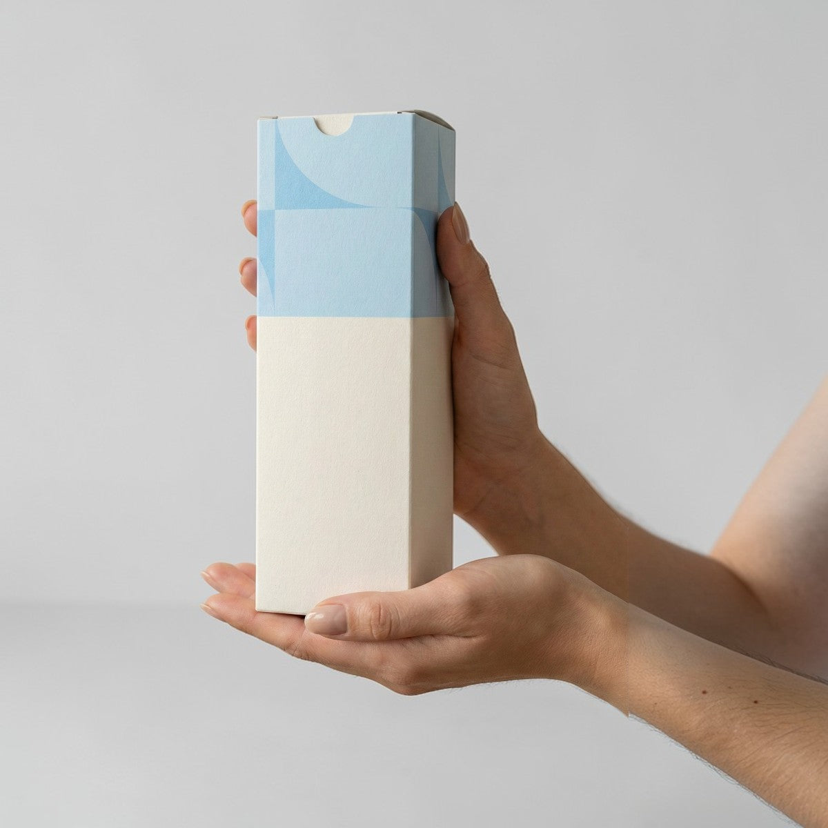 Stockka standing rectangular gift box with top closure, white and light blue geometric pattern, rigid cardboard.