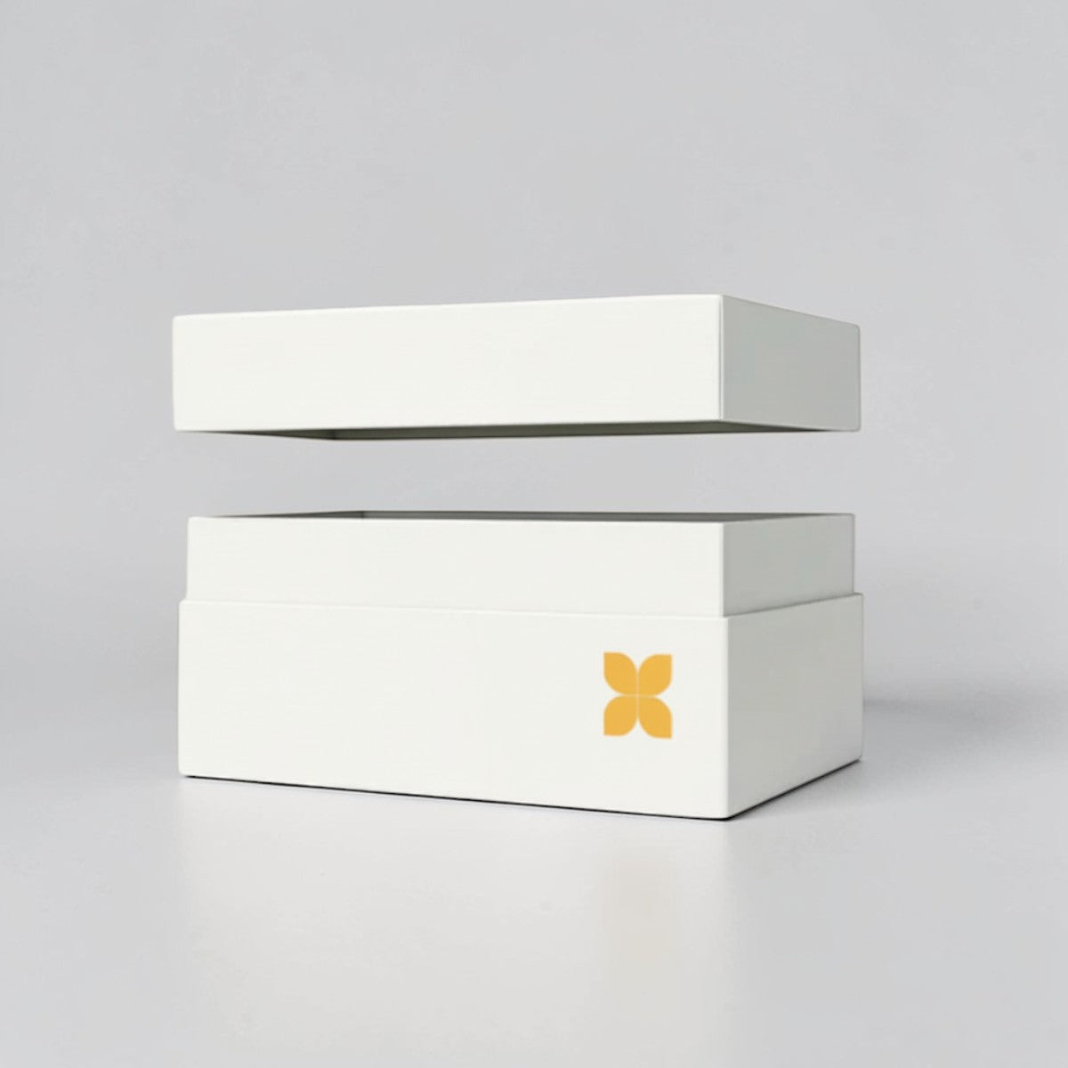 Stockka white rigid box with removable lid, ideal for luxury products, jewelry, or gifts. Cardboard material.