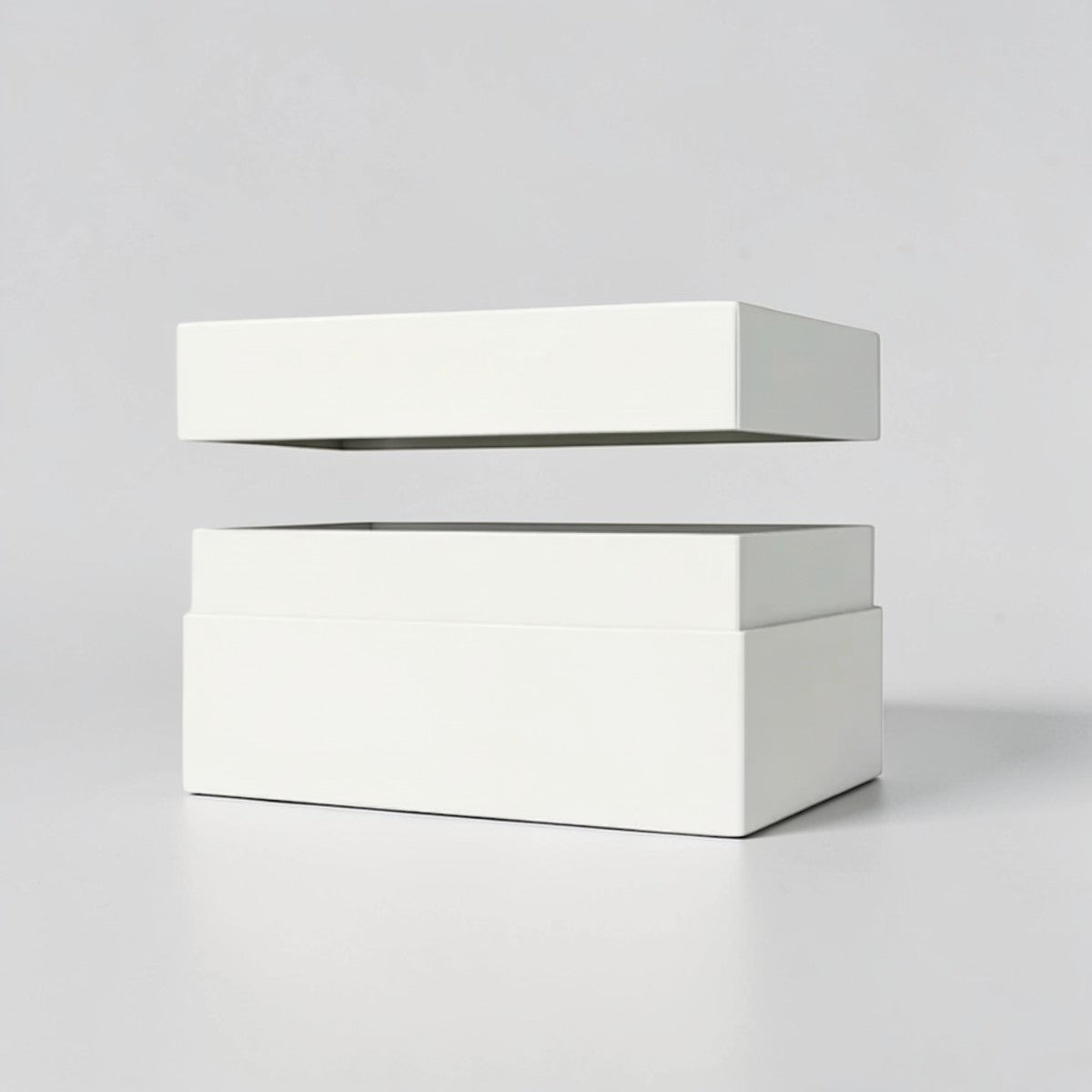 Stockka white rigid box with removable lid, ideal for luxury products, jewelry, or gifts. Cardboard material.