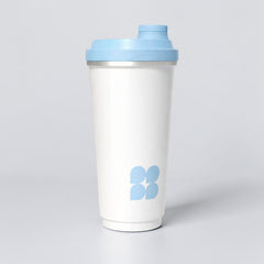 Stockka white stainless steel thermal mug with light blue screw-on lid and drinking spout. Double-walled for hot drinks.